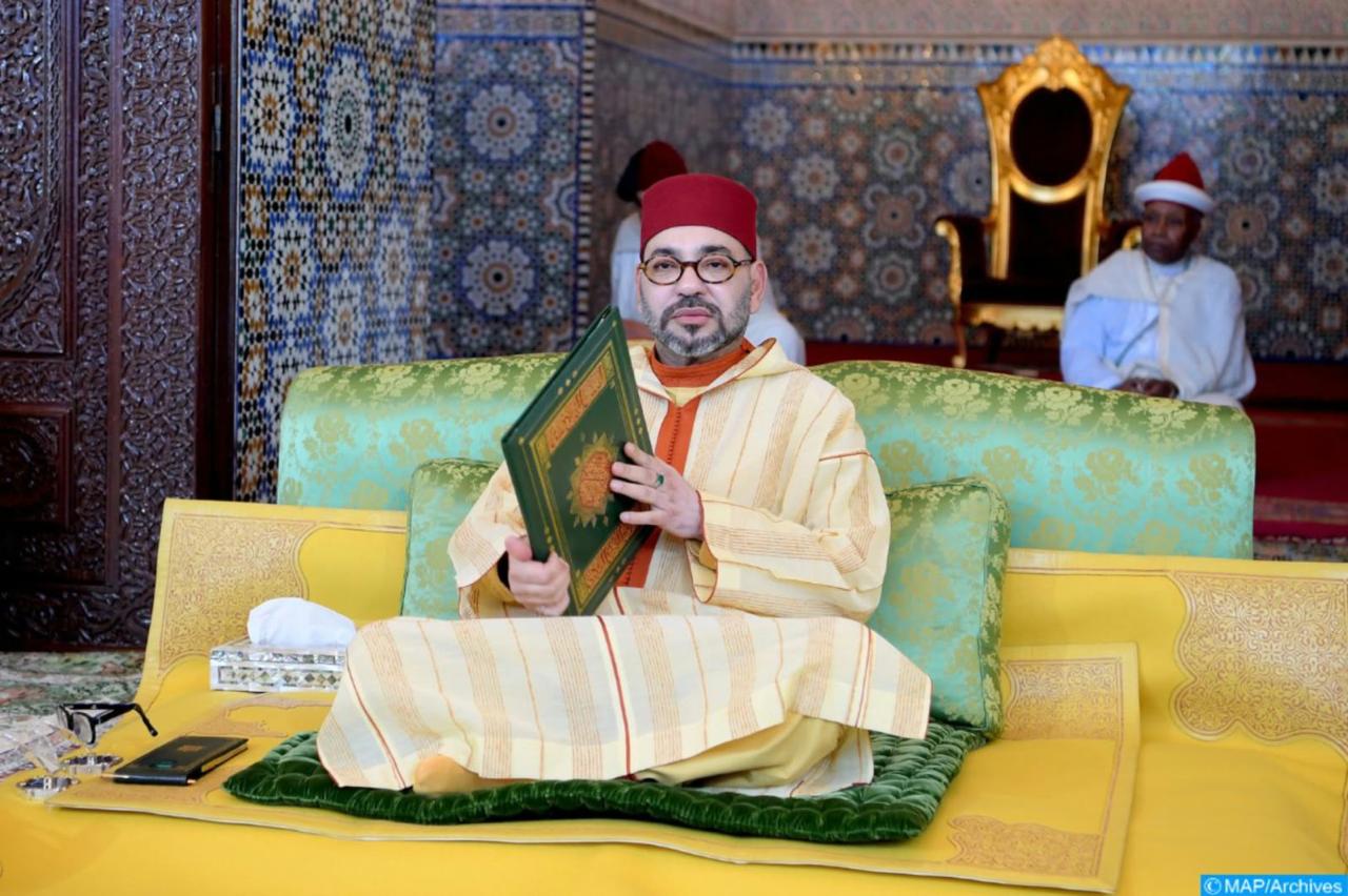 Le Roi Mohammed VI préside une veillée religieuse en hommage à Feu Hassan II